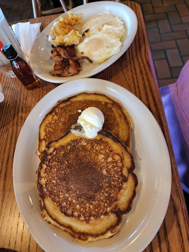 American Restaurant «Cracker Barrel Old Country Store», reviews and photos, 211 N Sandy Creek Dr, Seymour, IN 47274, USA