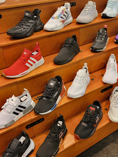 Clothing Store «Champs», reviews and photos, 205 E Broadway, Bloomington, MN 55425, USA