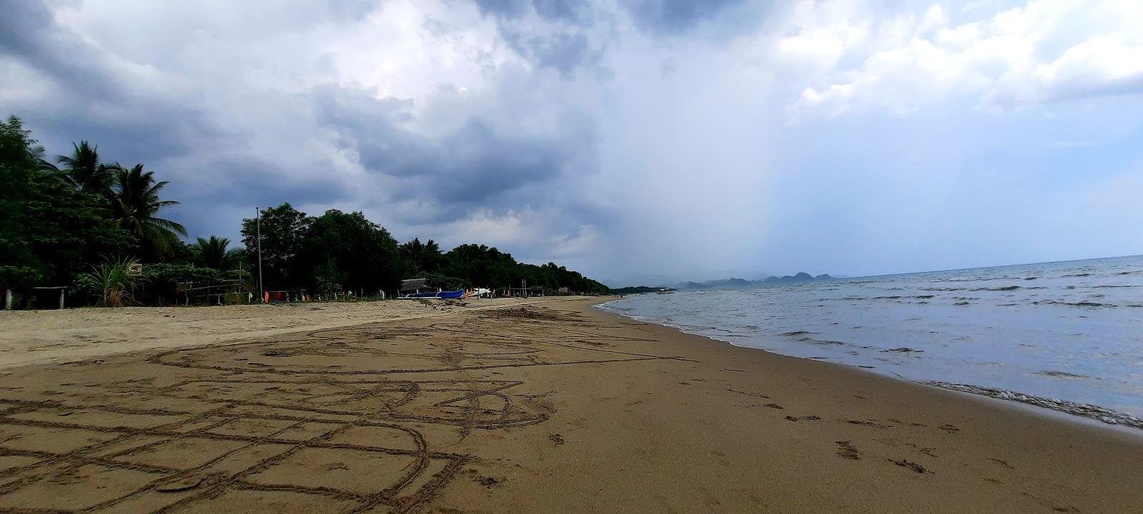 Foto di Nauhang Beach con una superficie del sabbia luminosa