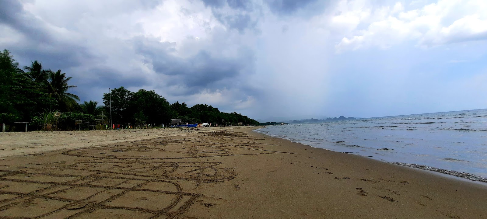 Foto di Nauhang Beach con una superficie del sabbia beige