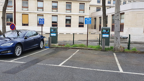Borne de recharge de véhicules électriques freshmile Charging Station Versailles