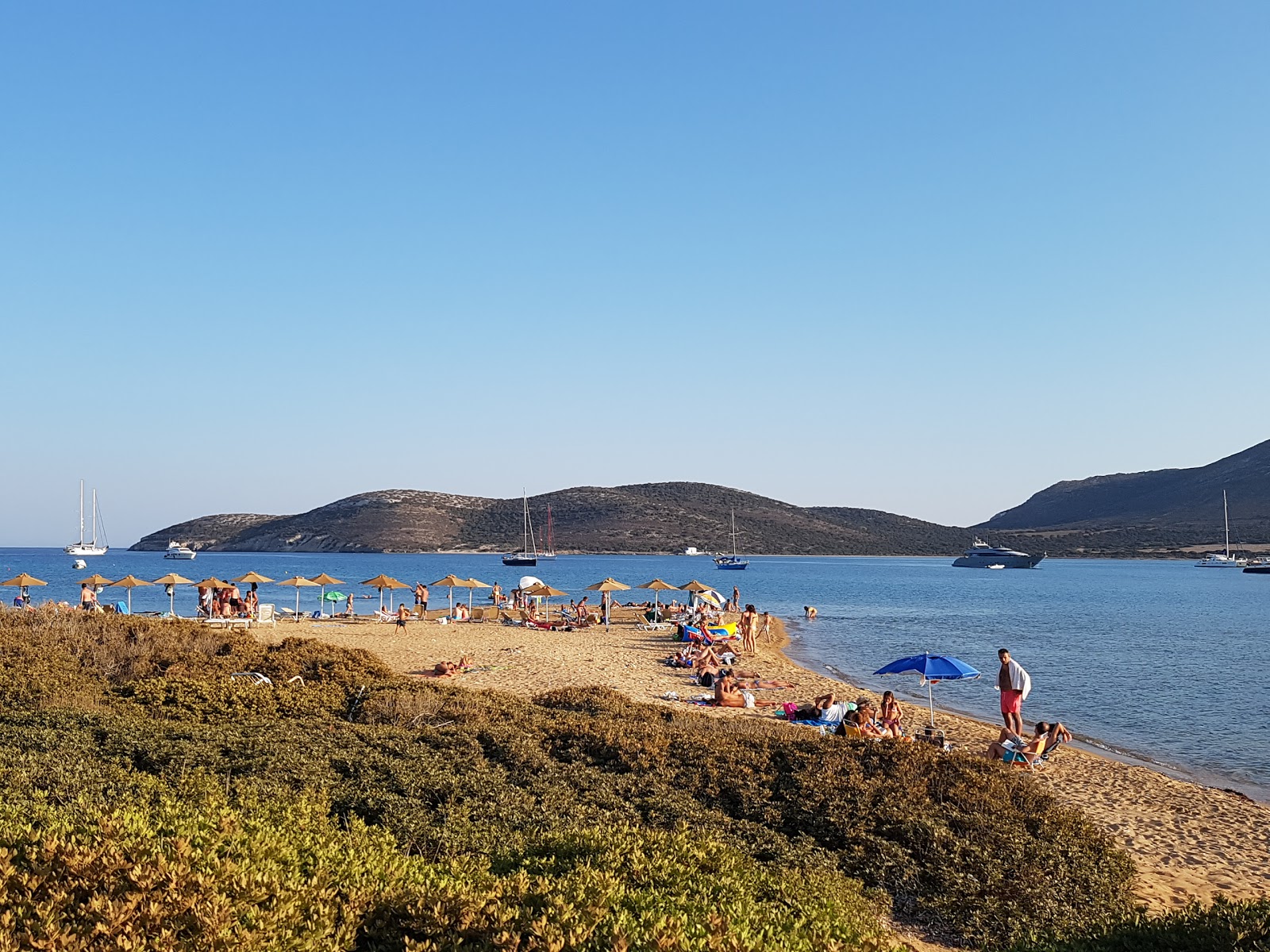 Foto di Vathis Volos beach con parzialmente pulito livello di pulizia