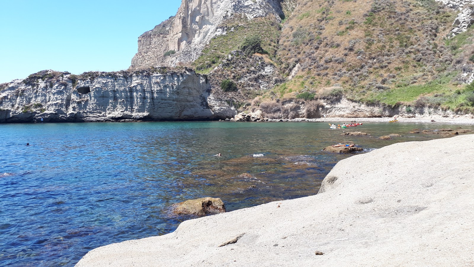 Fotografija Baia Trentaremi nahaja se v naravnem okolju