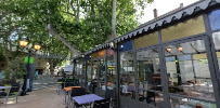 Atmosphère du Restaurant français Restaurant Pétrarque et Laure à Fontaine-de-Vaucluse - n°7