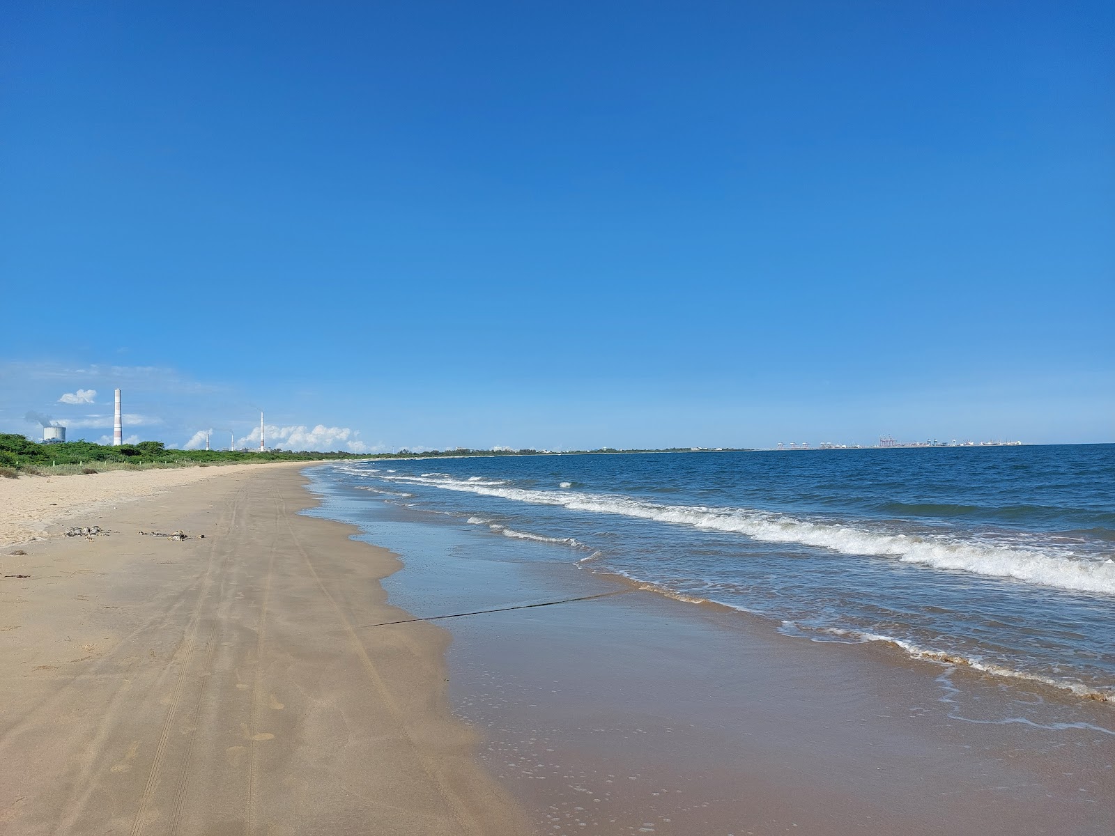 Foto von Thoothukudi Harbor Beach mit beiger sand Oberfläche