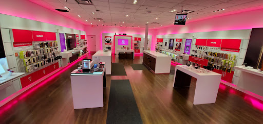Cell Phone Store «T-Mobile», reviews and photos, 114 E Kensington Rd, Mt Prospect, IL 60056, USA