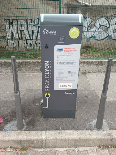 Borne de recharge de véhicules électriques IZIVIA Grand Lyon Station de recharge Lyon