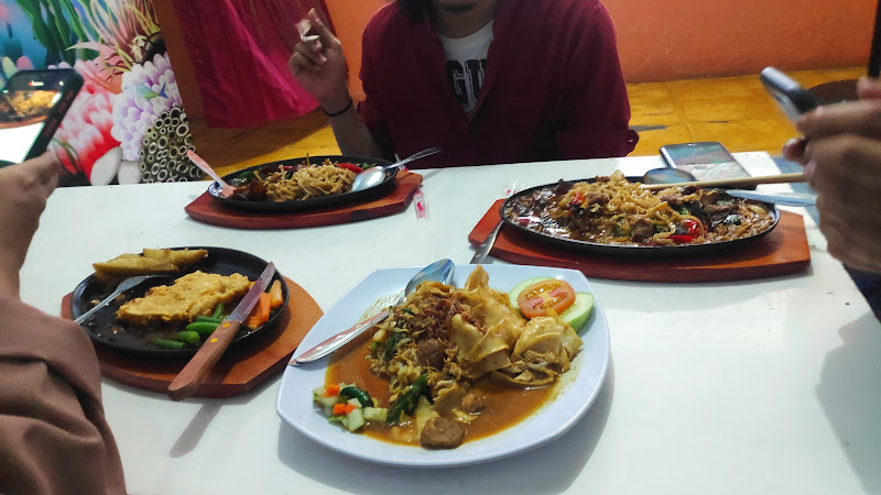 VR17 Resto For Seafood, Chinese Food, And Also Nusantarap Food. Putra