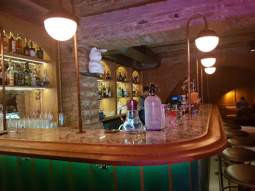 1880 cocktail bar