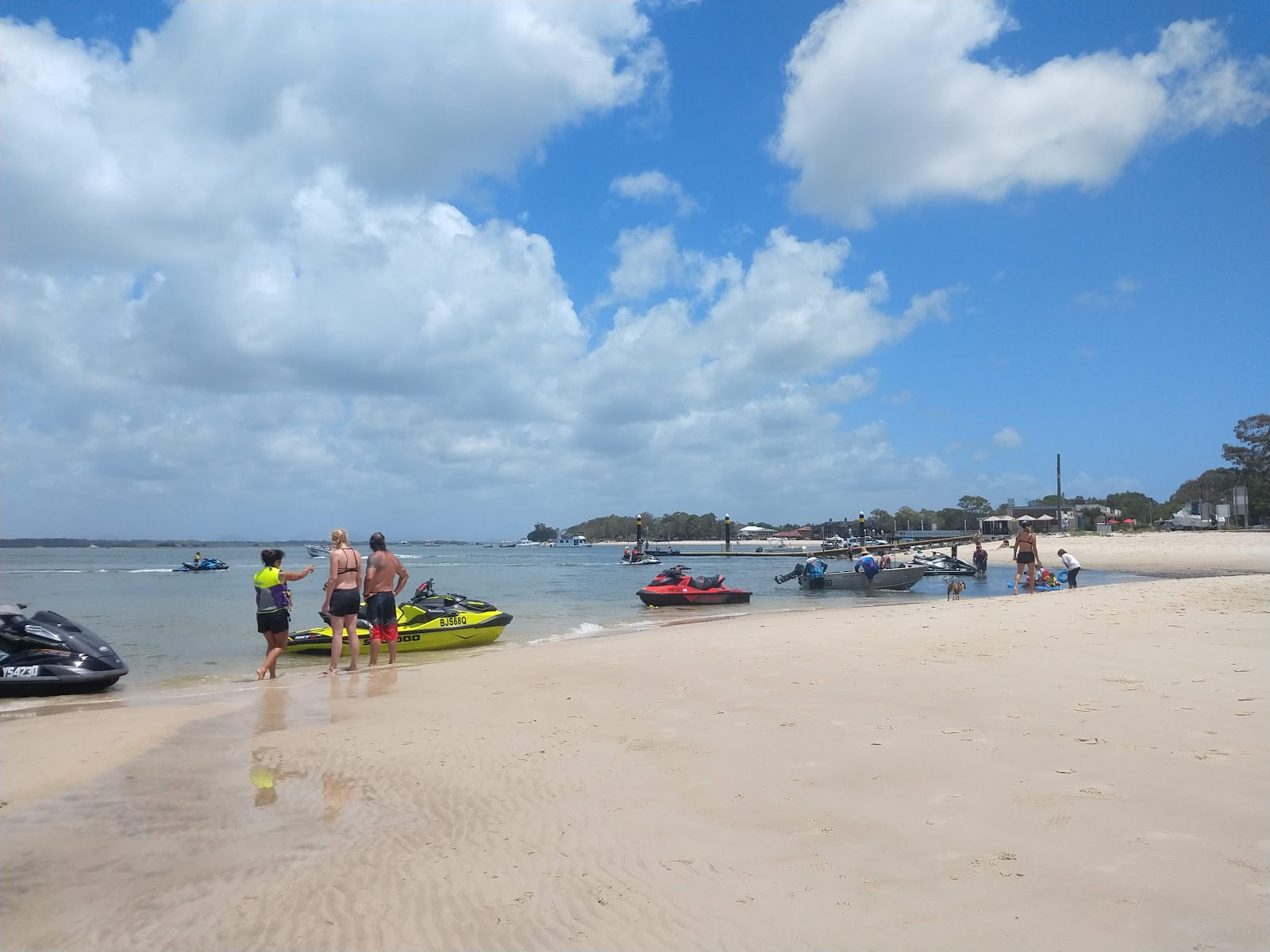 Foto di Sylvan Beach con una superficie del acqua cristallina