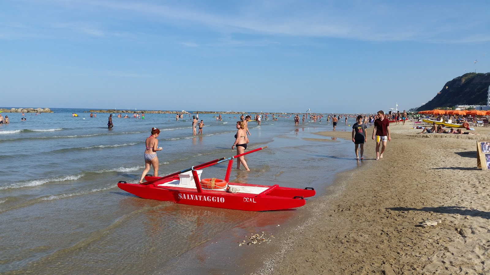 Fotografie cu Pesaro beach II cu drept și lung
