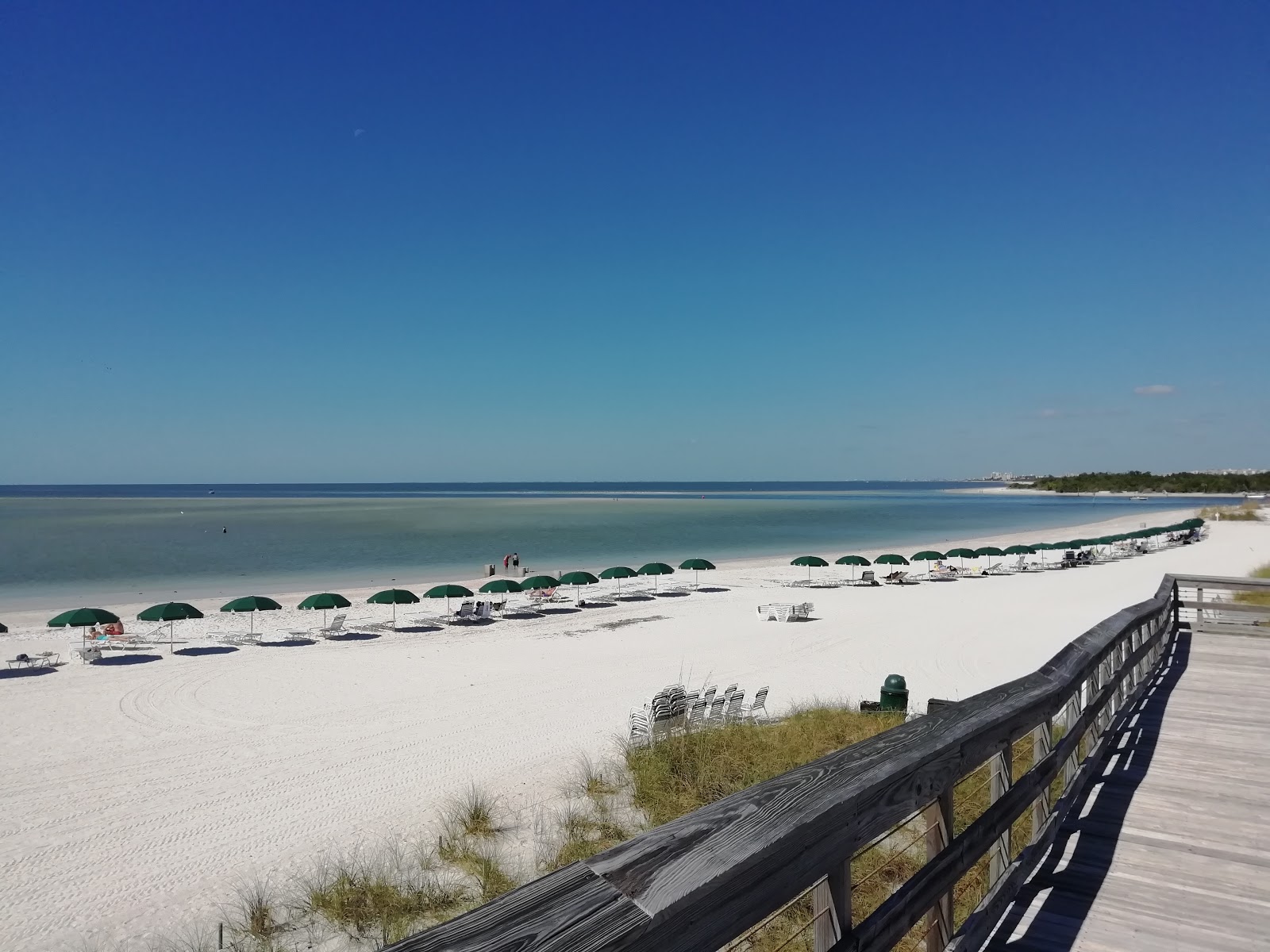 Photo de Lovers Key beach avec droit et long