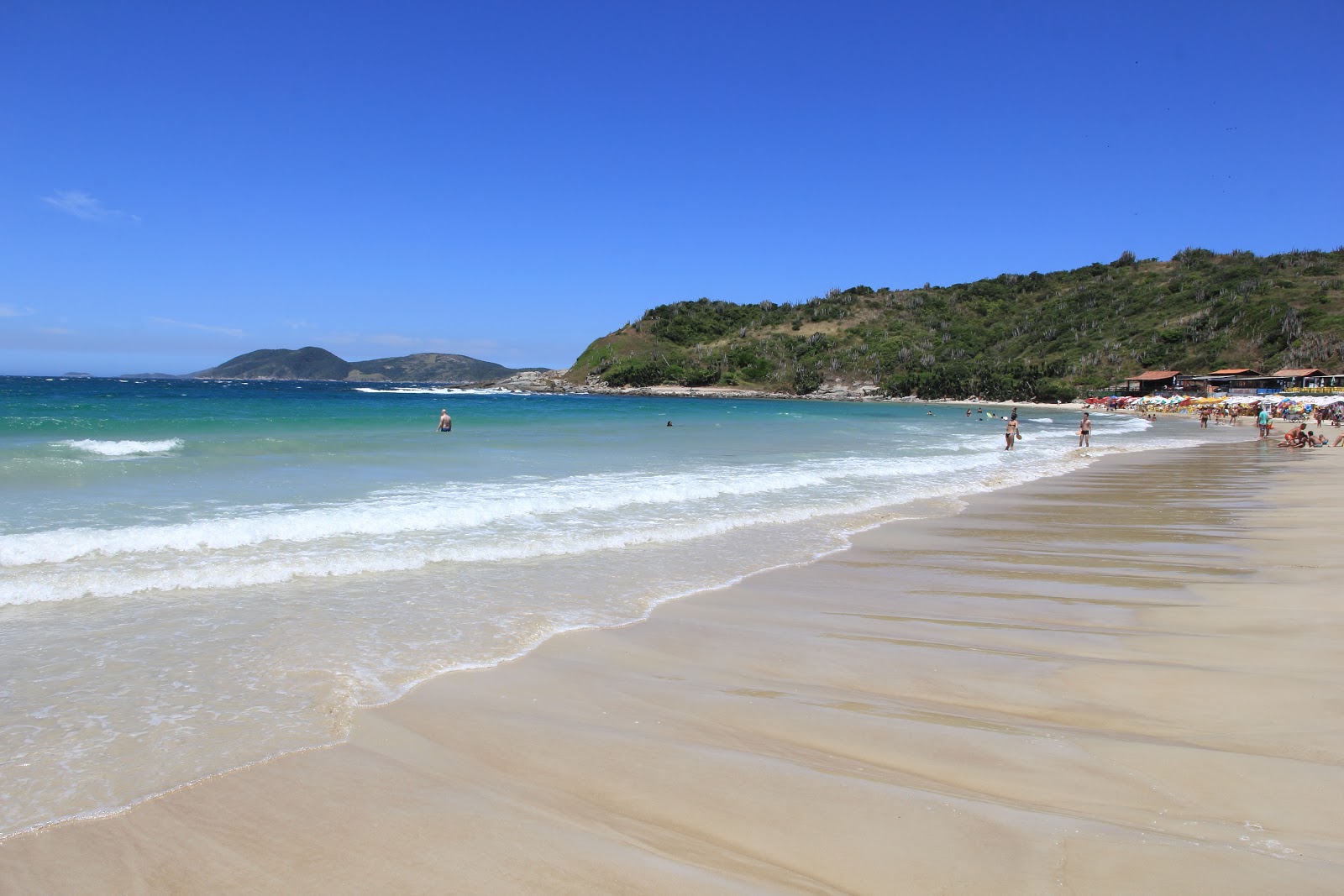 Foto von Conchas Strand mit feiner beiger sand Oberfläche