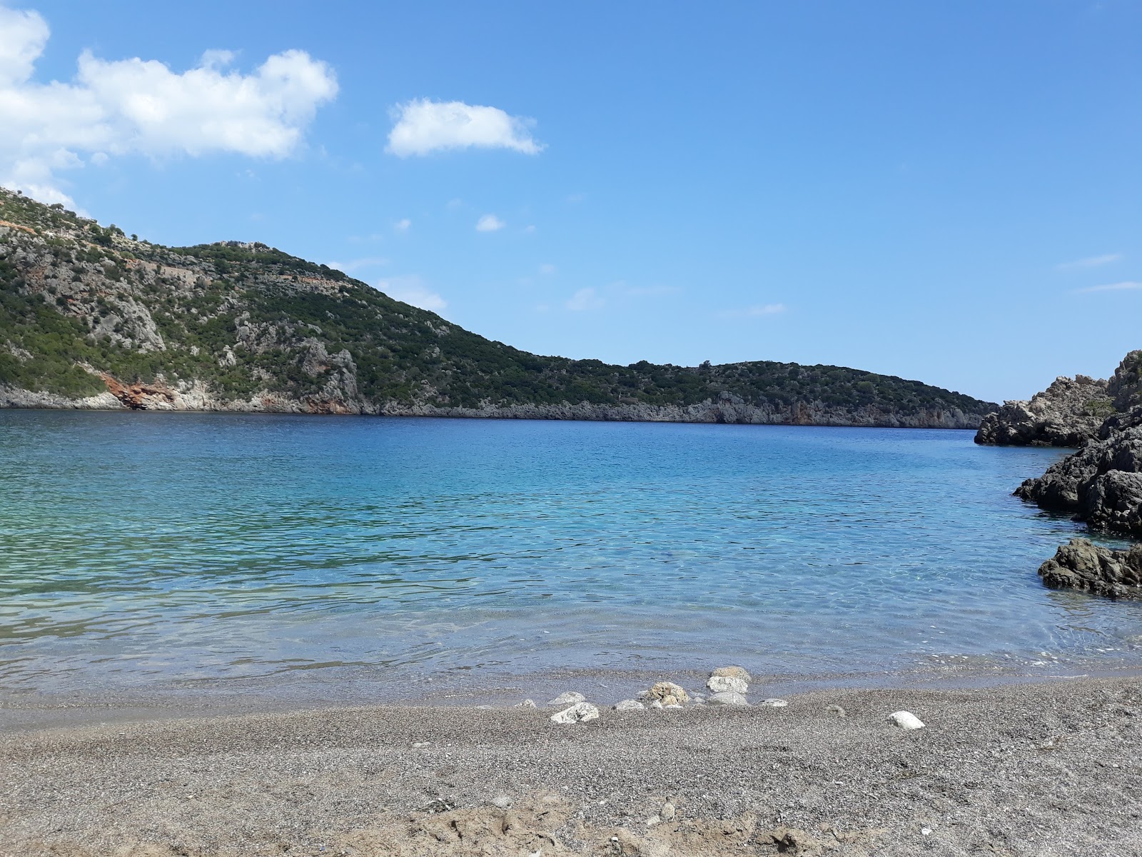 Fotografie cu Damos beach amplasat într-o zonă naturală