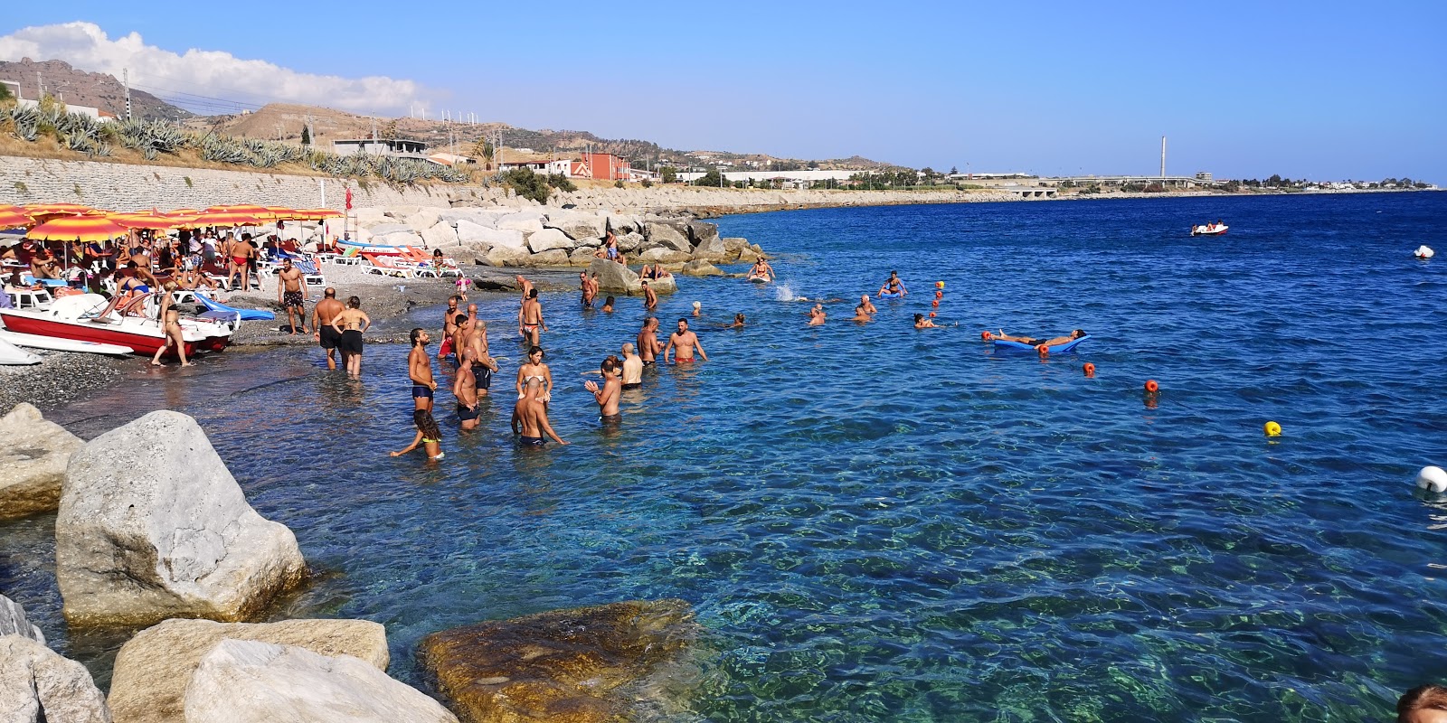 Foto von Spiaggia del Poeta mit geräumige küstenlinie