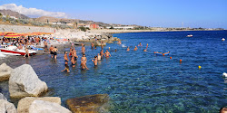 Foto von Spiaggia del Poeta mit geräumige küstenlinie