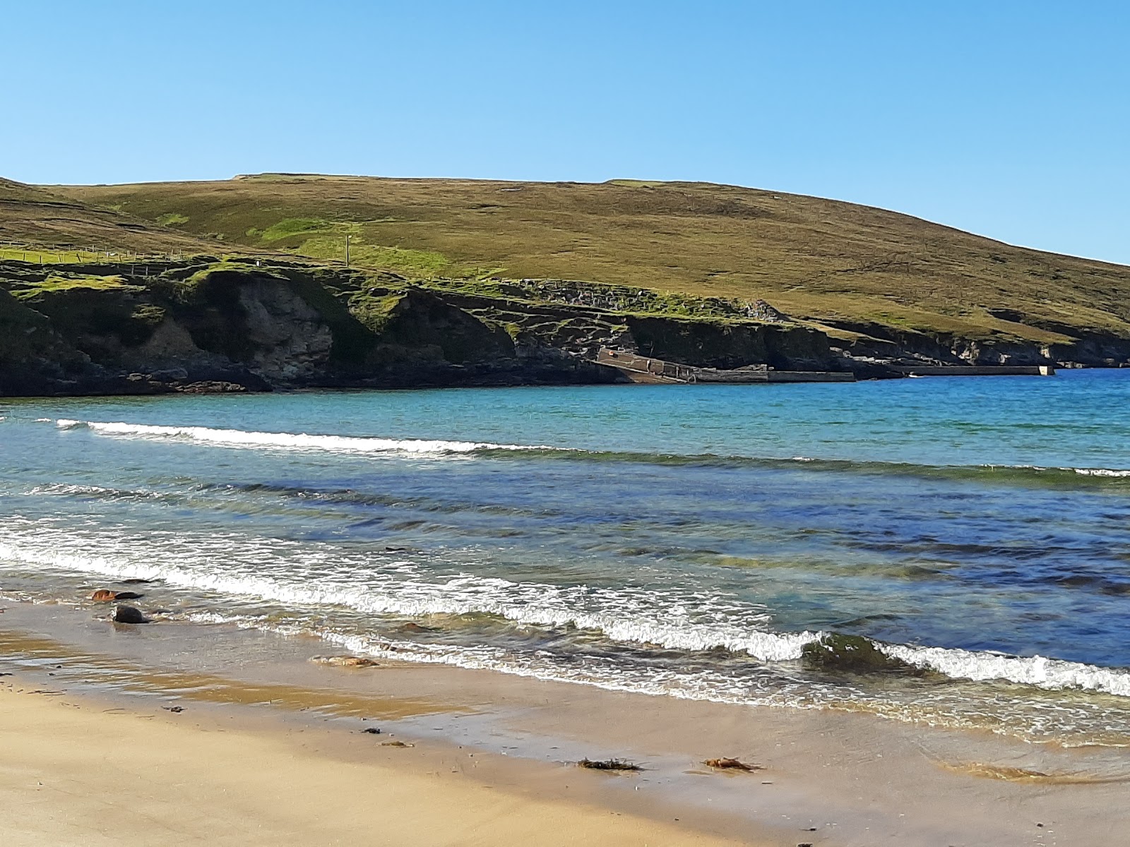Foto von Portacloy Beach umgeben von Bergen