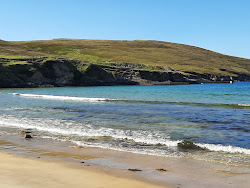Foto von Portacloy Beach umgeben von Bergen