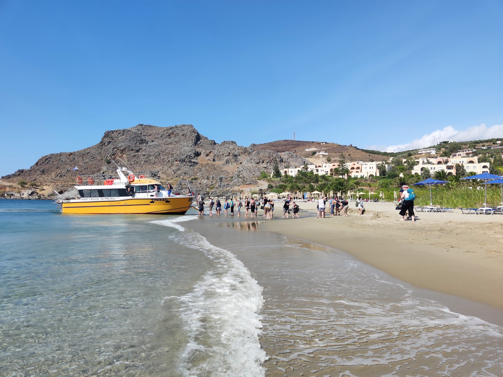 Foto van Strand van Damnoni en de nederzetting