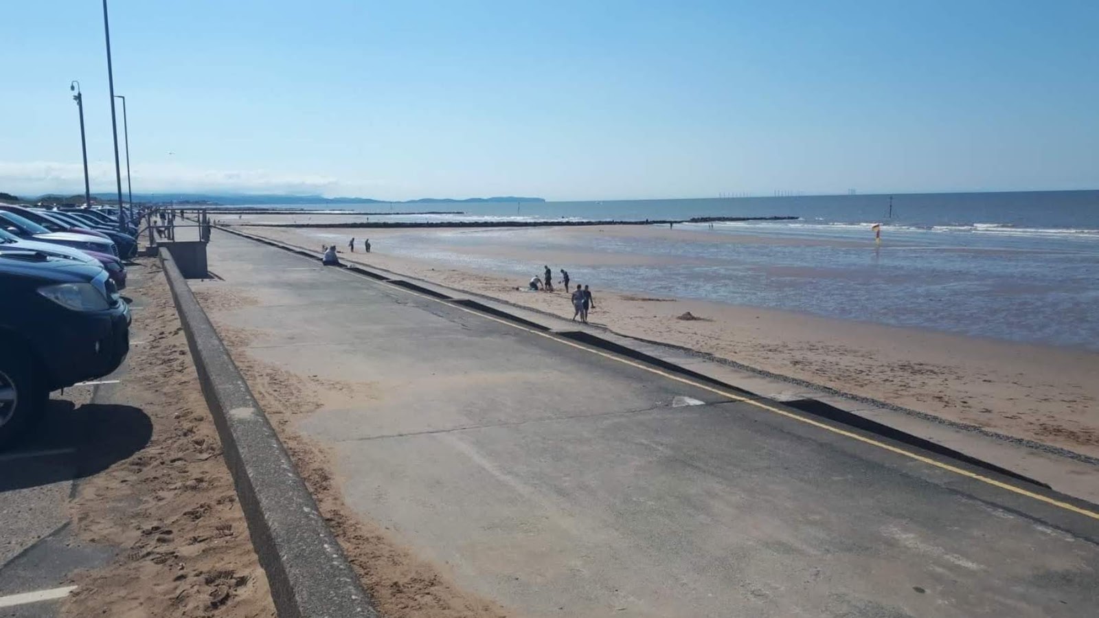 Photo de Prestatyn beach avec l'eau turquoise de surface