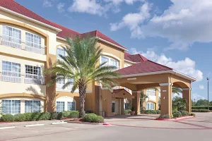 La Quinta Inn & Suites by Wyndham Bay City image