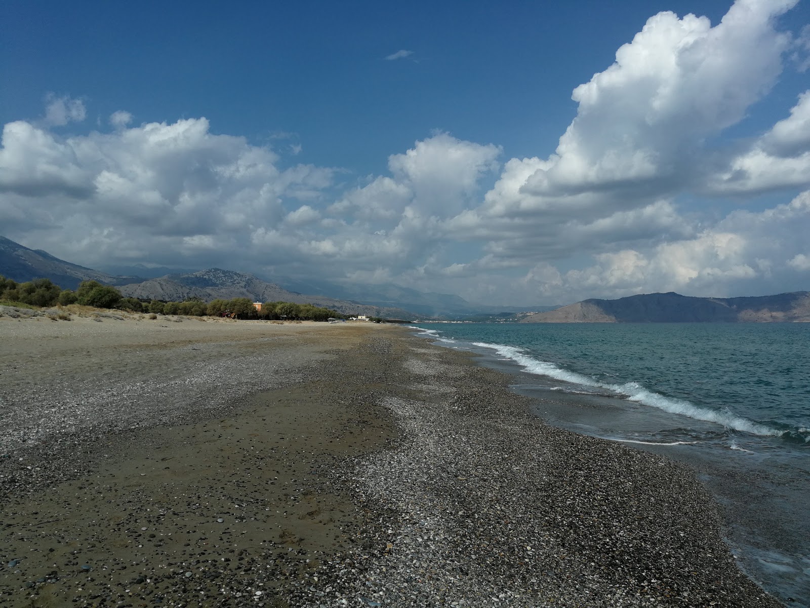 Fotografija Plaža Episkopi II podprto z obalami