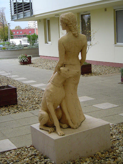 Nő kutyával szobor