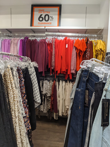 Clothing Store «Banana Republic», reviews and photos, 103 S Washington St, Naperville, IL 60540, USA