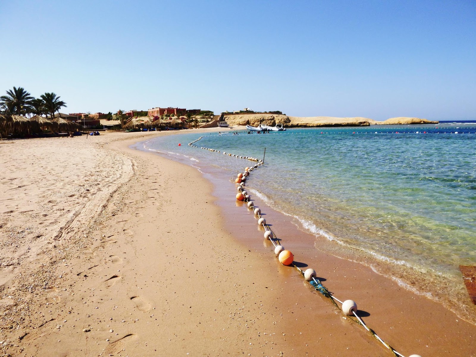 Foto di Sharm El Naga Beach con una superficie del acqua cristallina