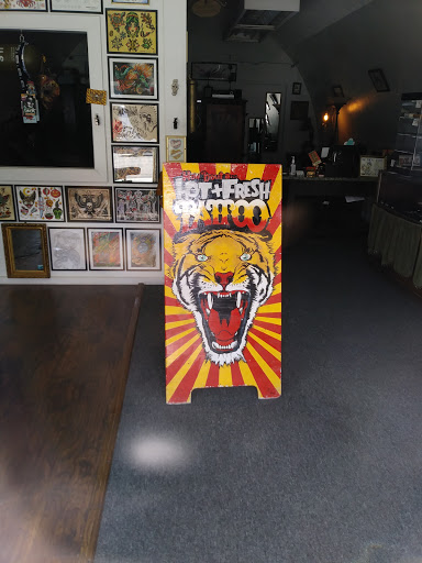 Tattoo Shop «Gilded Heart Tattoo», reviews and photos, 211 E 1st St, Newberg, OR 97132, USA