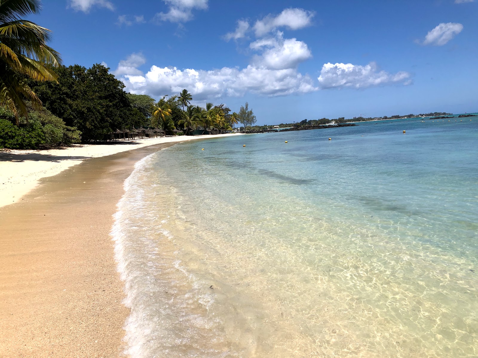 Foto de CocoNuts Resot Beach com praia espaçosa