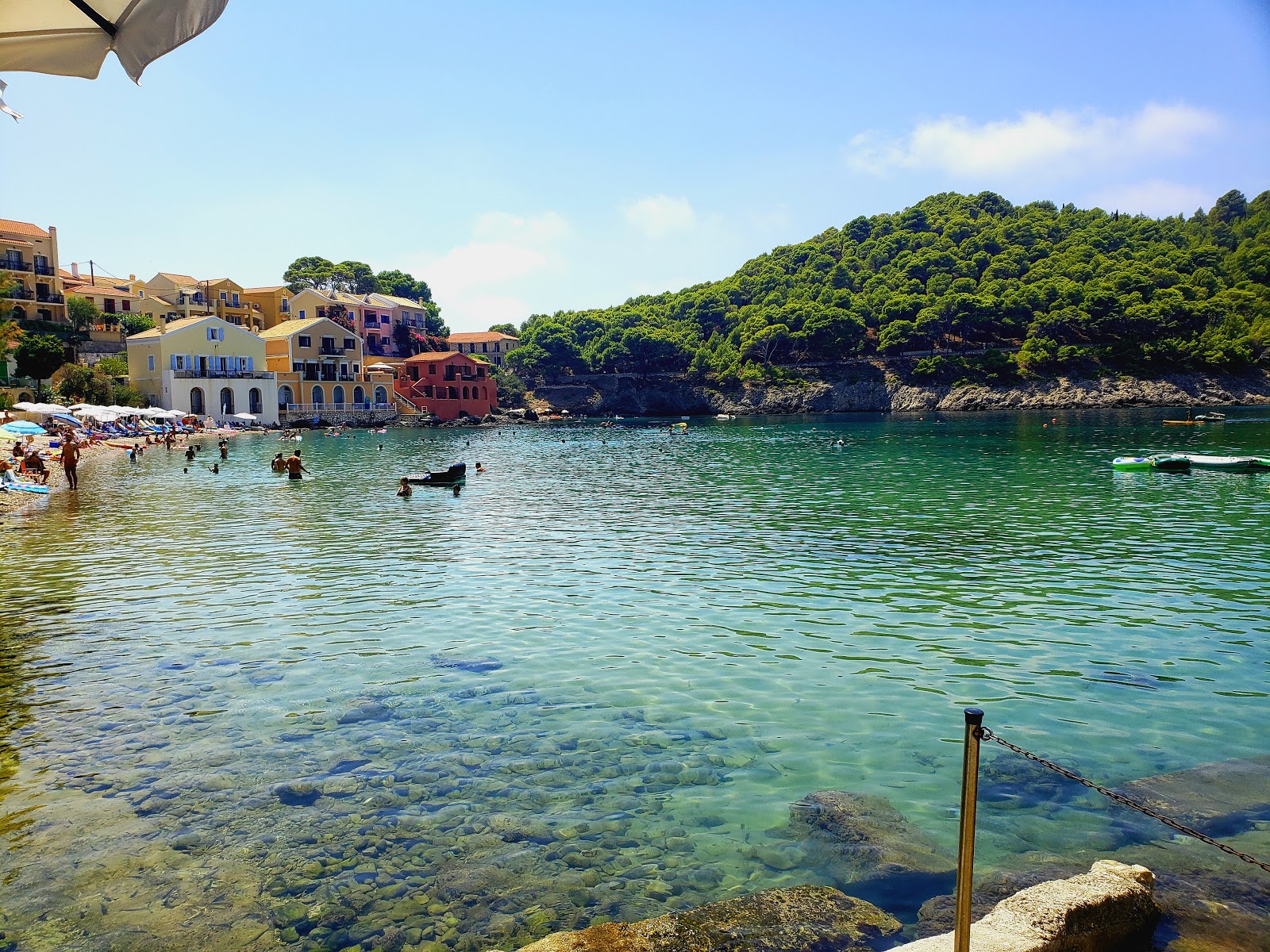 Foto van Assos beach en de nederzetting