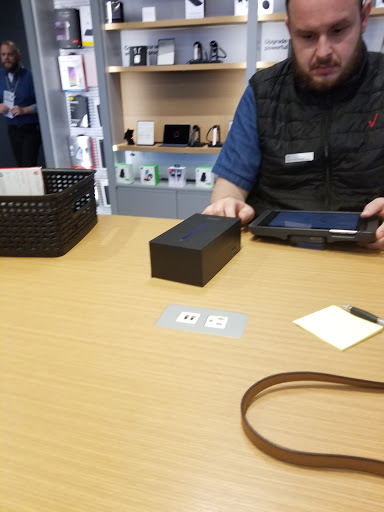 Cell Phone Store «Verizon», reviews and photos, 8612 SE Sunnyside Rd, Clackamas, OR 97015, USA
