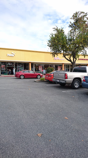 Shopping Mall «Gilroy Premium Outlets», reviews and photos, 681 Leavesley Rd, Gilroy, CA 95020, USA