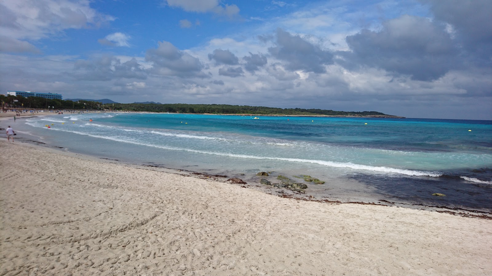 Foto di Playa de Sa Coma con una superficie del sabbia beige fine