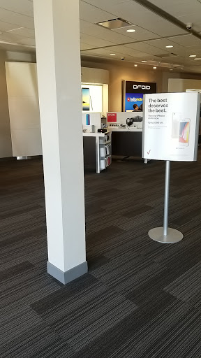 Cell Phone Store «Verizon», reviews and photos, 5945 Mayfield Rd, Mayfield Heights, OH 44124, USA