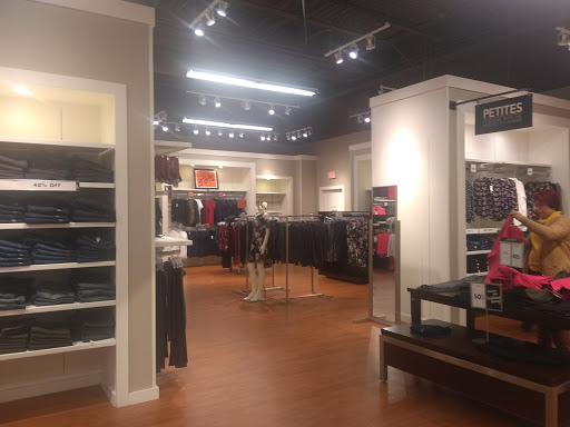 Clothing Store «Banana Republic Factory Store», reviews and photos, 407 N Alafaya Trail, Orlando, FL 32828, USA