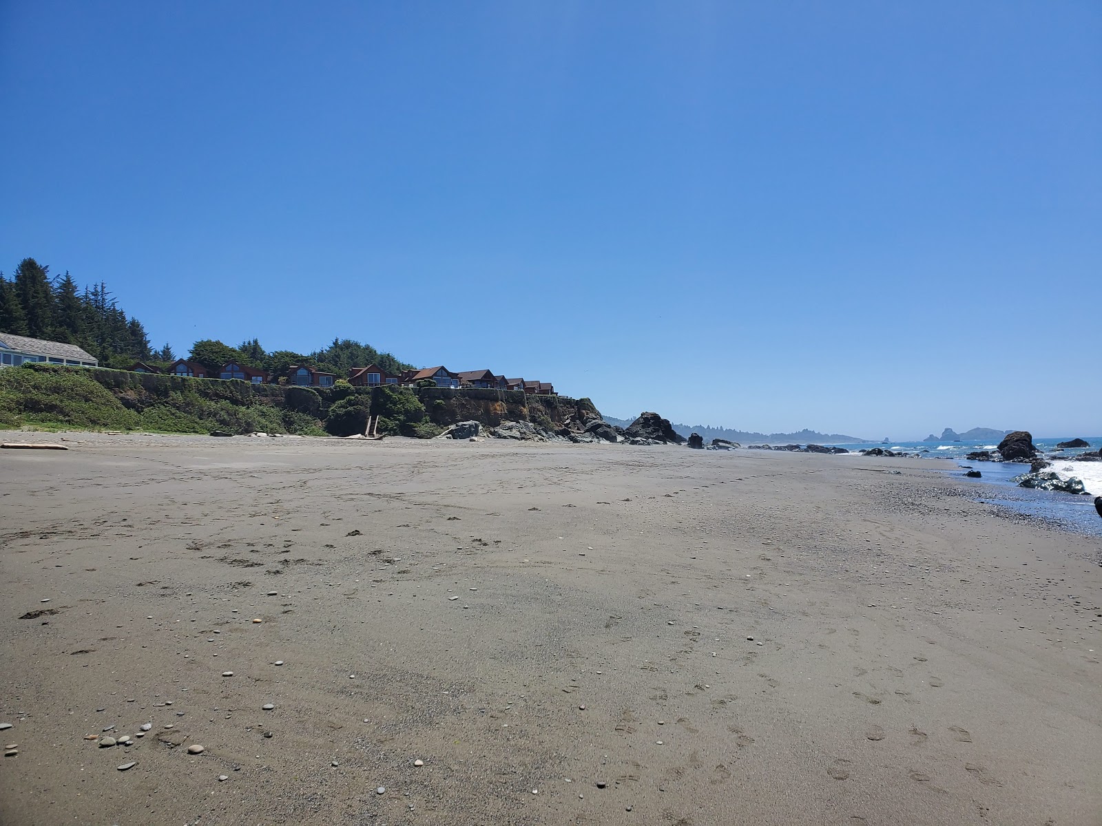 Photo de Pelican Beach avec l'eau bleu de surface