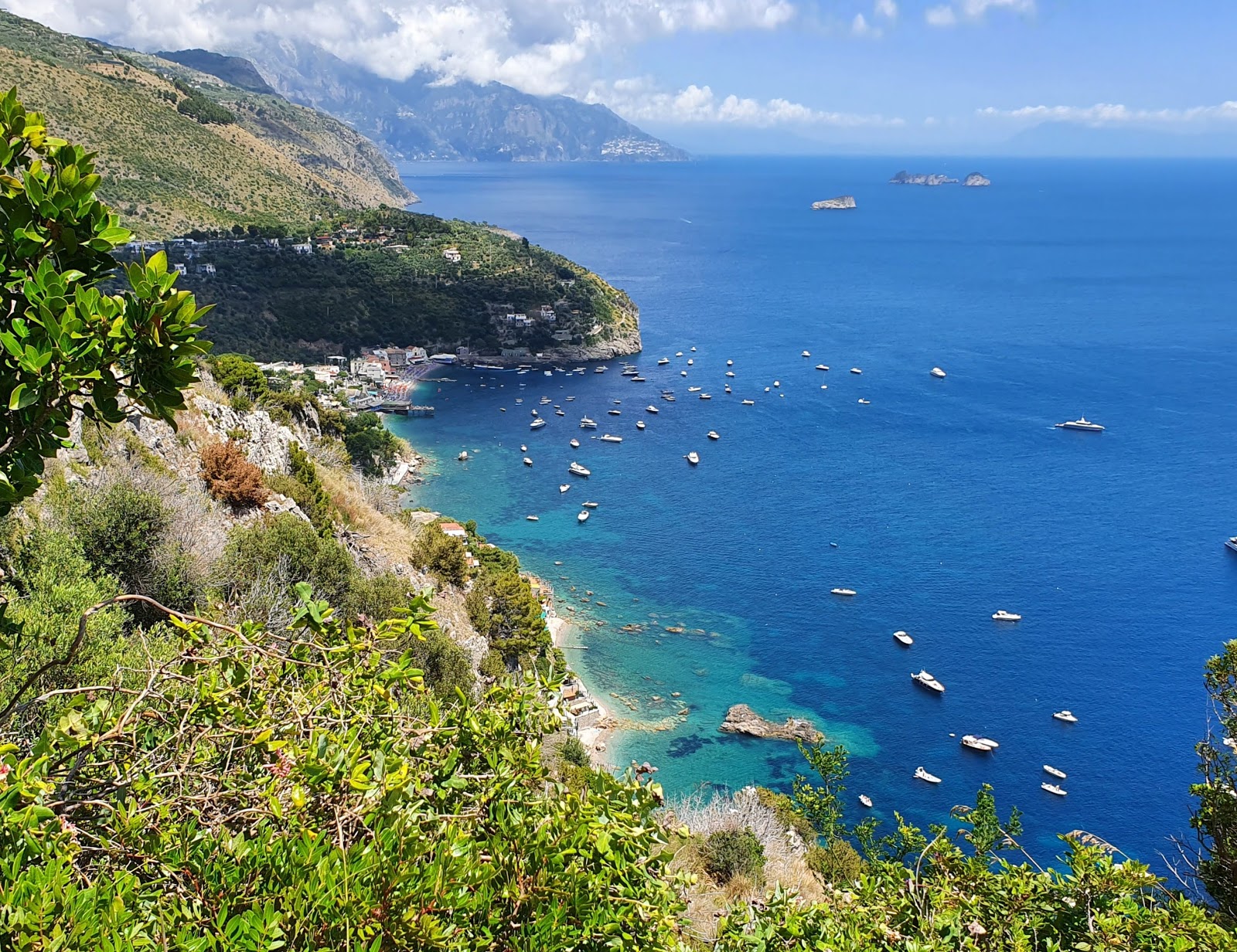 Baia di Ieranto'in fotoğrafı dağlarla çevrili