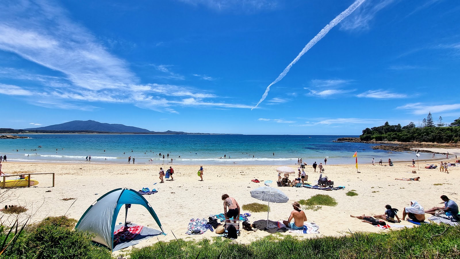 Foto de Main Beach com areia bege superfície