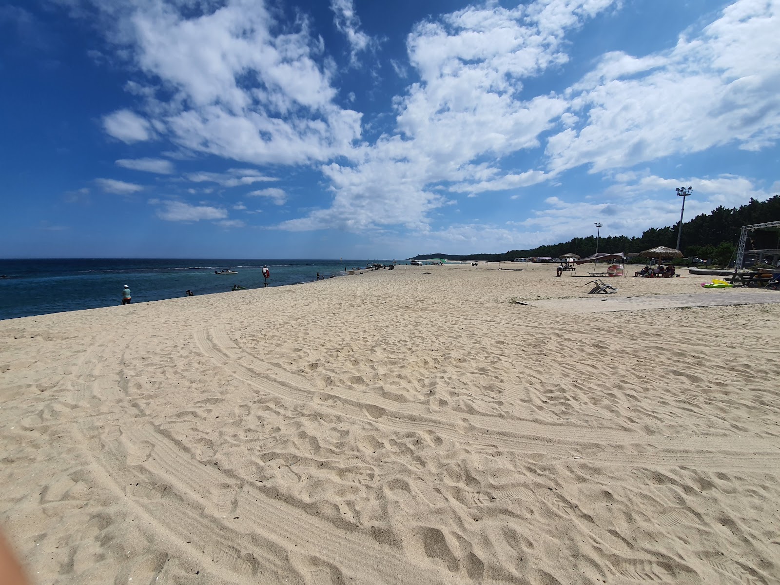 Foto van Gusan Beach met helder zand oppervlakte