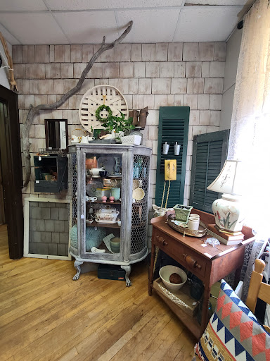 Antique Furniture Store «Hip and Humble», reviews and photos, 401 E Main St, Berryville, VA 22611, USA