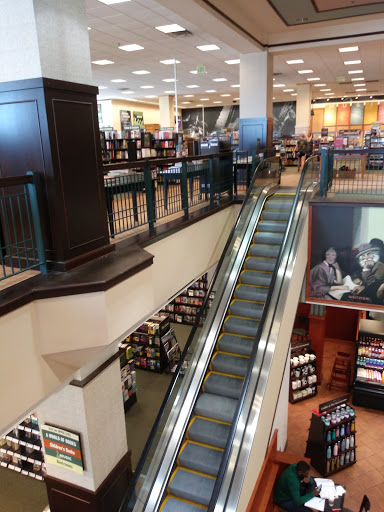 Book Store «Barnes and Noble», reviews and photos, 2500 N Mayfair Rd, Milwaukee, WI 53226, USA