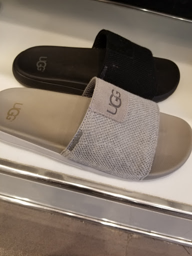 Stores to buy men's slippers Montreal