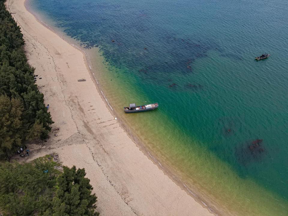 Photo de Cai Chien beach protégé par des falaises