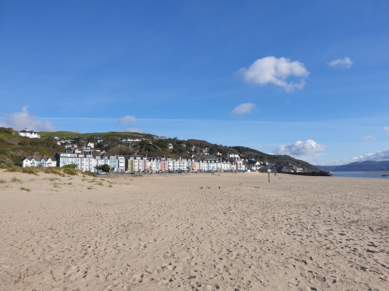 Photo of Aberdyfi beach with turquoise pure water surface