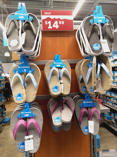Sportswear Store «Columbia Sportswear Outlet Store at Premium Outlets», reviews and photos, 1650 Premium Outlet Blvd #1450, Aurora, IL 60502, USA