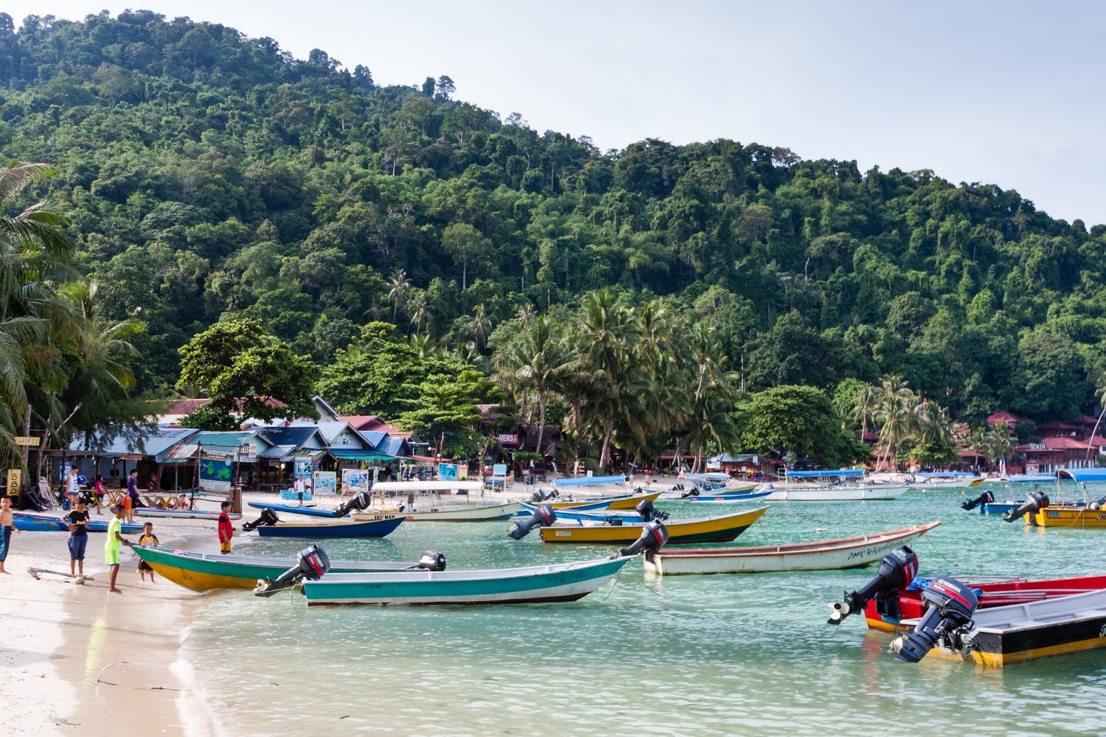 Photo de Coral Bay Perhentian Kecil avec l'eau cristalline de surface