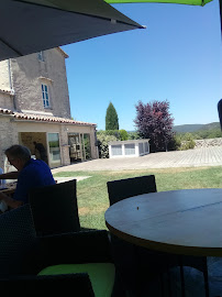 Atmosphère du Restaurant-Hotel Le Mas de Baumes à Ferrières-les-Verreries - n°2