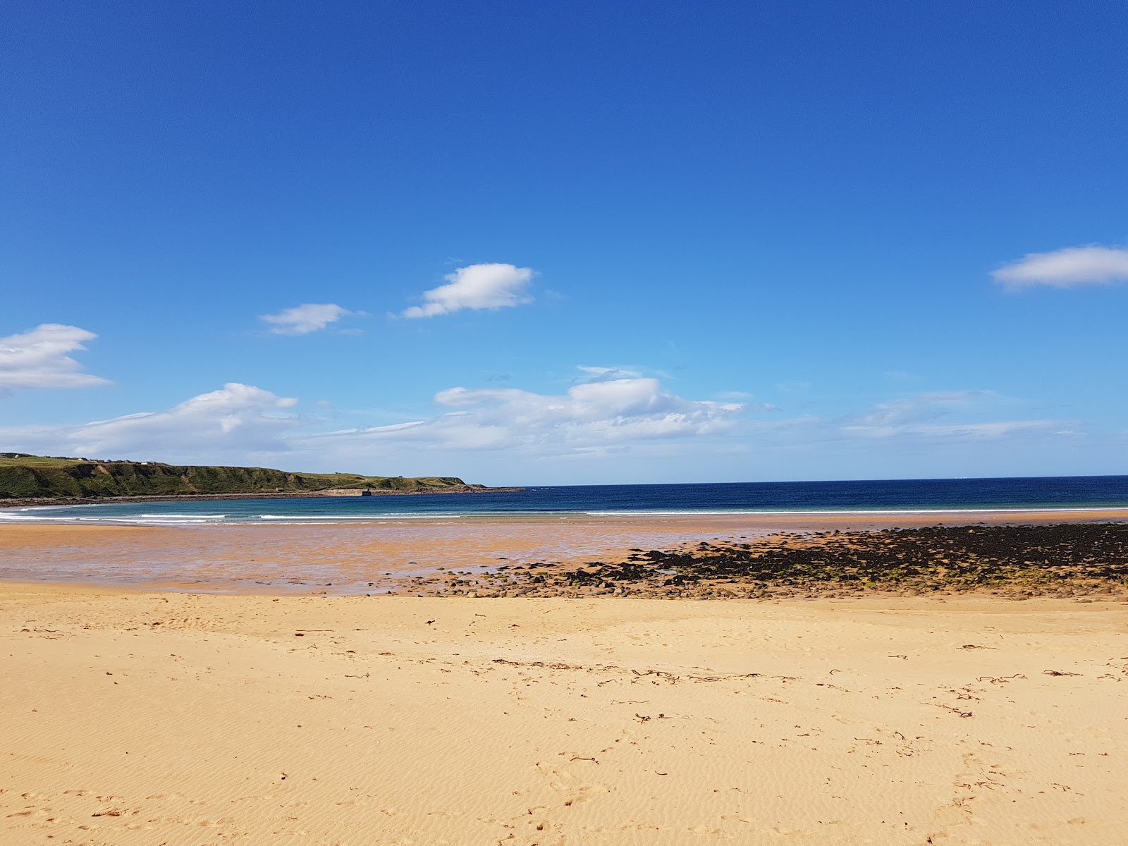 Foto av Melvich Beach omgiven av berg